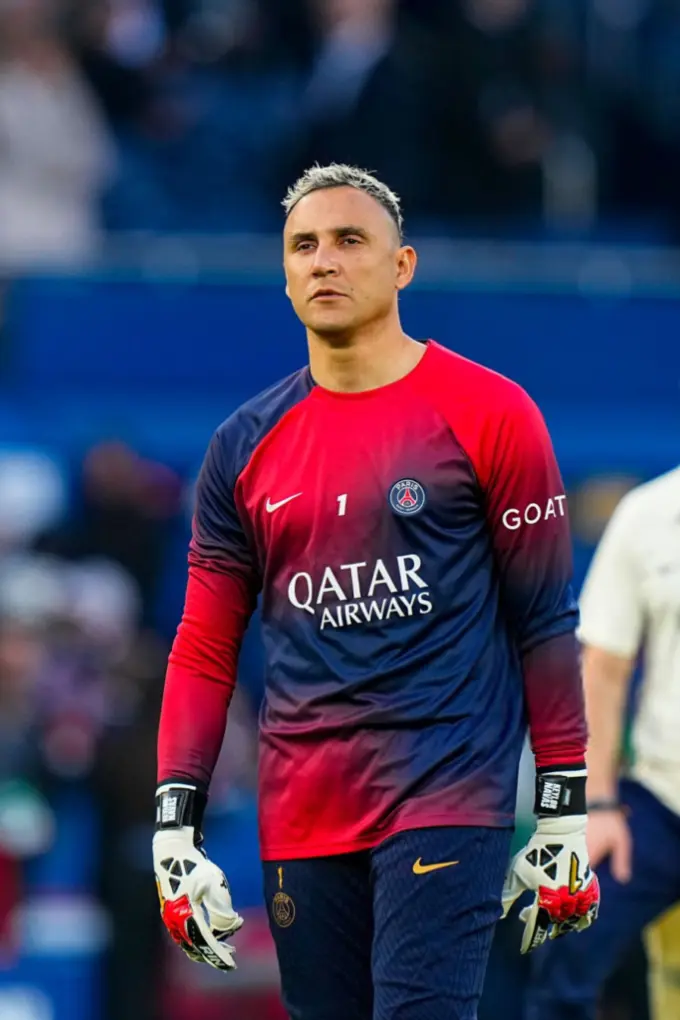 Keylor Navas draagt Rinat keepershandschoenen tijdens warming-up